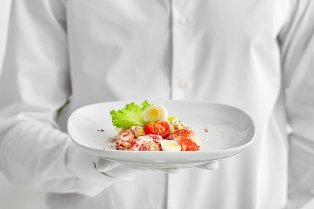 Bucătar pregătind farfurie